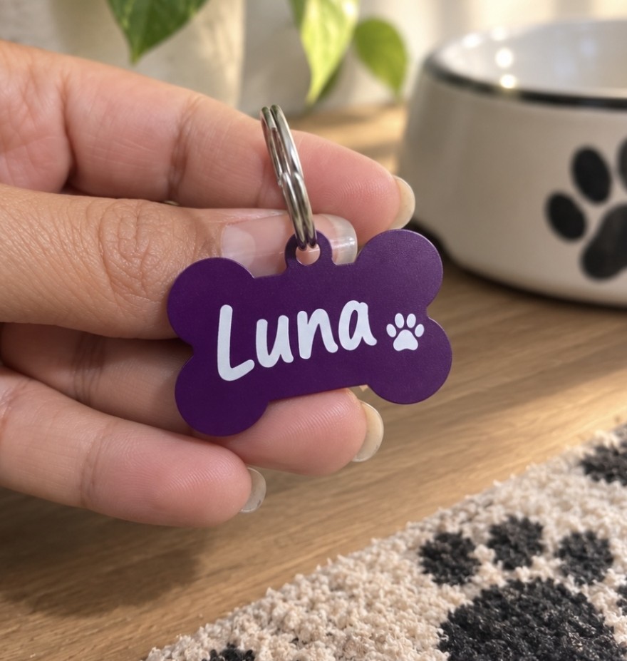 Plaquita morada personalizada para mascota
